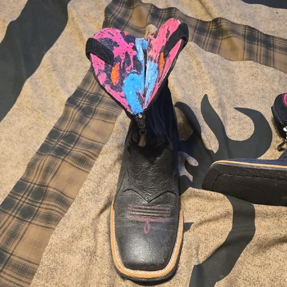 Ariat Black and Pink Embroidered Western Boots Only Worn Once Like Brand New - Picture 5 of 6